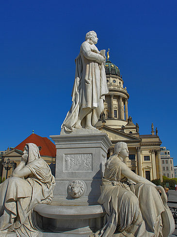 Foto Schillerdenkmal mit dem Französischen Dom