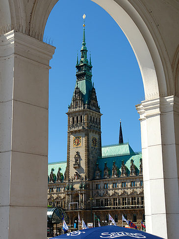 Blick durch die Bögen der Alster Arkaden auf das Rathaus Fotos