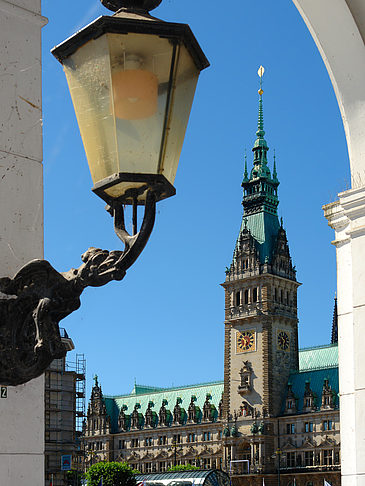 Fotos Blick durch die Bögen der Alster Arkaden auf das Rathaus | Hamburg