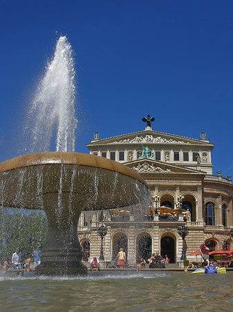 Alte Oper mit Brunnen Fotos