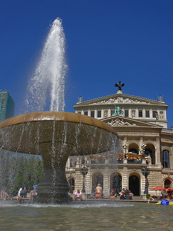 Alte Oper mit Brunnen