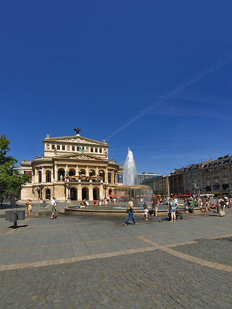 Alte Oper mit Häusern Foto 