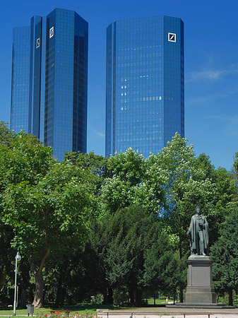 Foto Deutsche Bank mit Statue