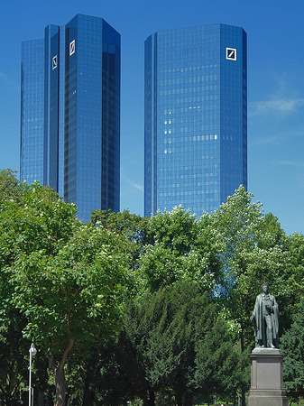 Foto Deutsche Bank mit Statue