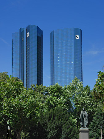 Foto Deutsche Bank mit Statue - Frankfurt am Main