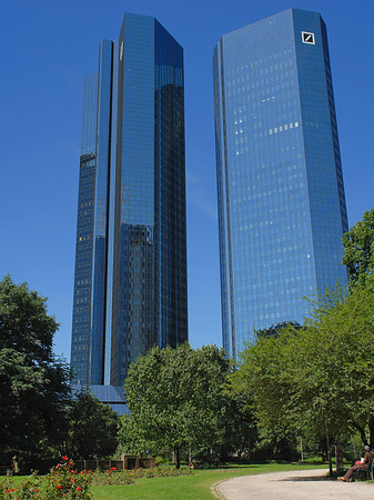 Foto Deutsche Bank mit Weg