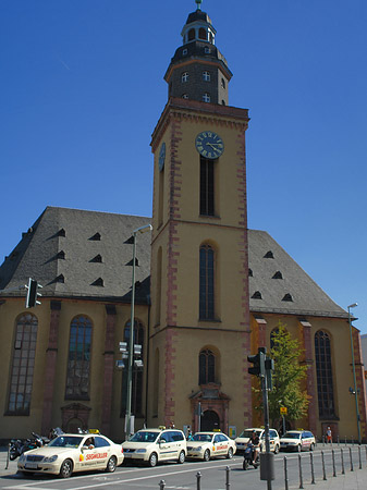 Foto Katharinenkirche mit Straße - Frankfurt am Main