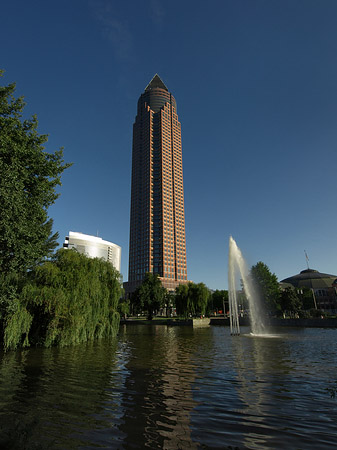 Foto Messeturm mit Ludwig-Erhard-Anlage