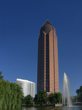 Foto Messeturm mit Ludwig-Erhard-Anlage