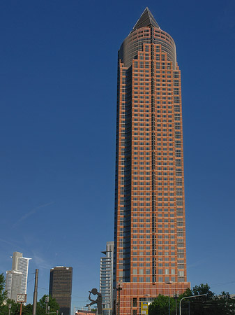 Messeturm mit Theodor-Heuss-Allee Foto 