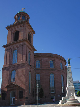 Foto Paulskirche mit Statue