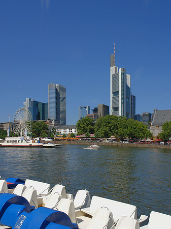 Skyline von Frankfurt mit Tretbooten Foto 