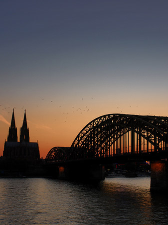 Kölner Dom hinter der Hohenzollernbrücke Fotos