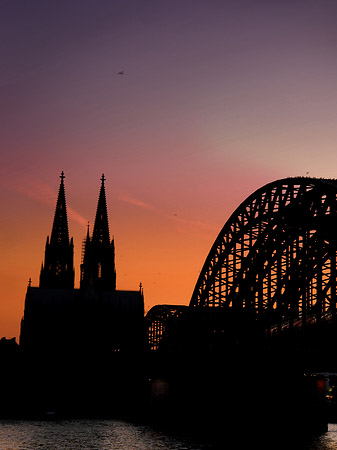 Kölner Dom hinter der Hohenzollernbrücke Foto 