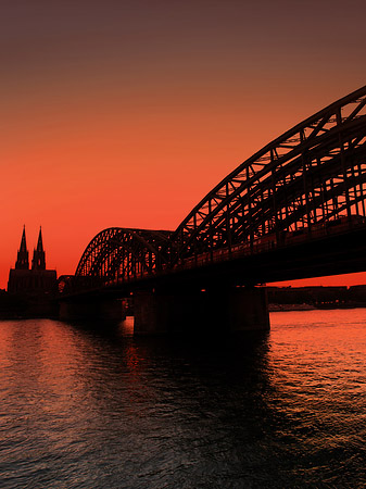 Kölner Dom hinter der Hohenzollernbrücke