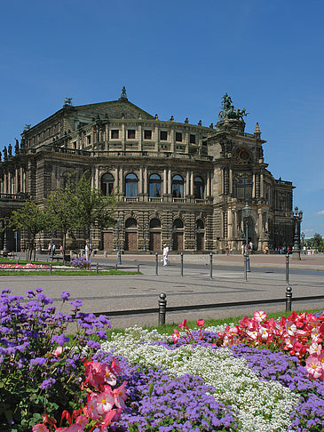 Semperoper mit Blumen