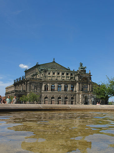 Foto Semperoper mit Springbrunnen