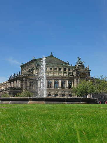 Foto Semperoper mit Springbrunnen - Dresden