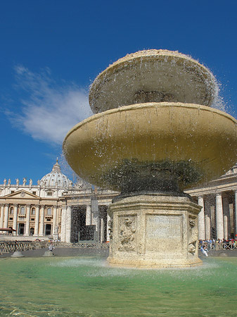 Brunnen mit Petersdom