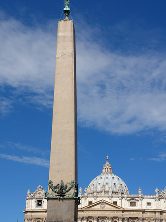 Obelisk mit dem Petersdom