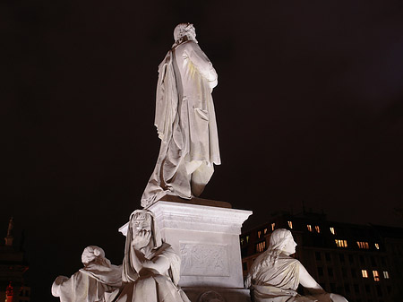 Foto Schiller Statue auf dem Gendarmenmarkt