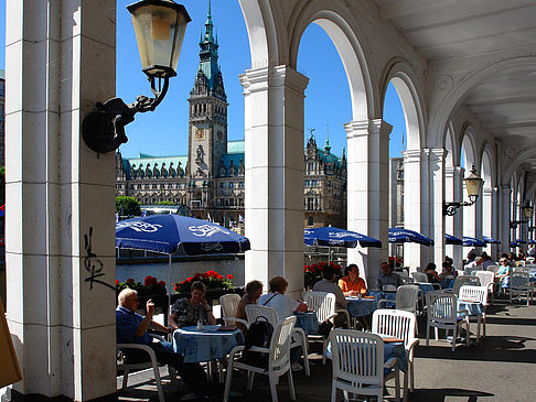 Blick durch die Bögen der Alster Arkaden auf das Rathaus