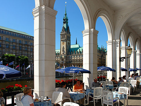 Fotos Blick durch die Bögen der Alster Arkaden auf das Rathaus