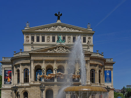 Alte Oper mit Brunnen Fotos