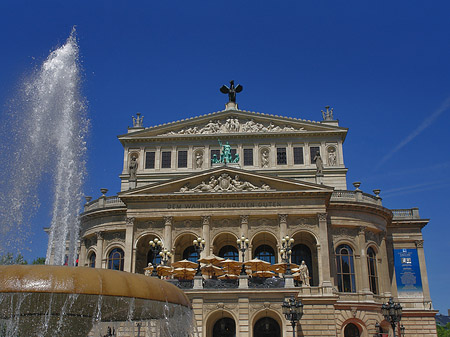 Foto Alte Oper mit Brunnen