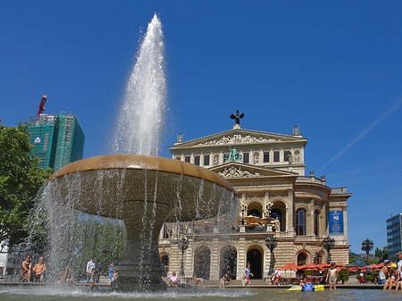 Alte Oper mit Brunnen Foto 