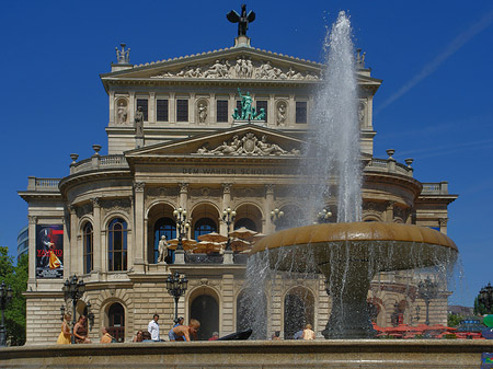 Alte Oper mit Brunnen Foto 