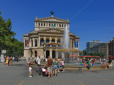 Fotos Alte Oper mit Brunnen