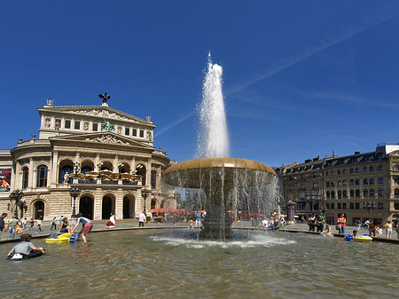 Alte Oper mit Brunnen