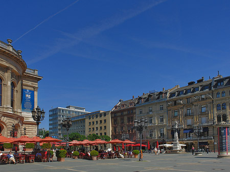 Foto Alte Oper mit Häusern