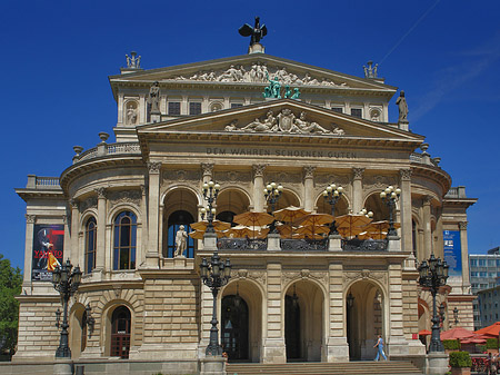 Fotos Alte Oper mit Schirmen