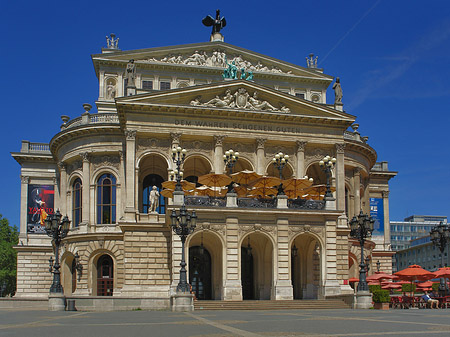 Foto Alte Oper mit Schirmen