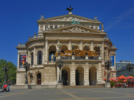 Foto Alte Oper mit Schirmen - Frankfurt am Main