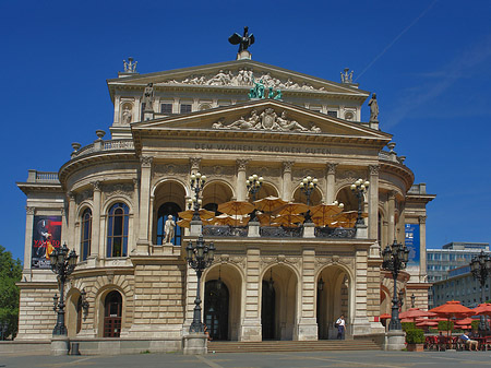 Alte Oper mit Schirmen