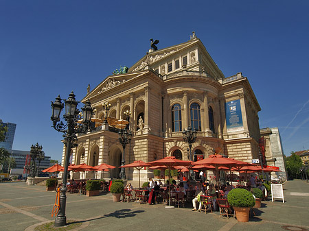 Foto Alte Oper mit Schirmen