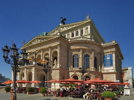 Foto Alte Oper mit Schirmen - Frankfurt am Main