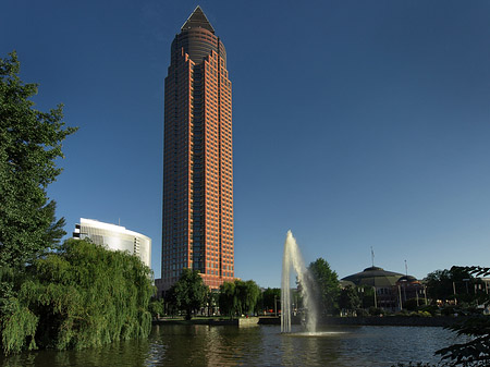 Foto Messeturm mit Ludwig-Erhard-Anlage - Frankfurt am Main