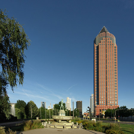 Foto Messeturm hinter Merkurbrunnen - Frankfurt am Main