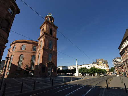 Fotos Paulskirche mit Straße