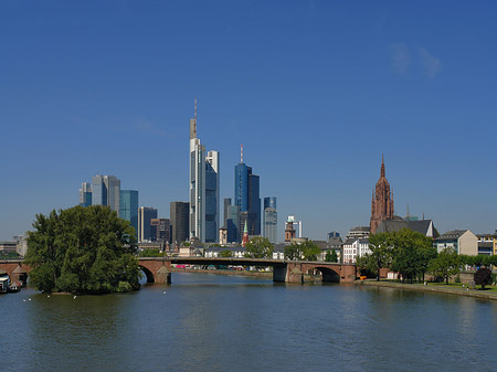 Skyline von Frankfurt mit Alter Brücke Foto 