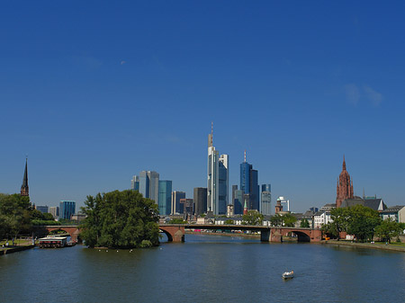 Skyline von Frankfurt mit Alter Brücke