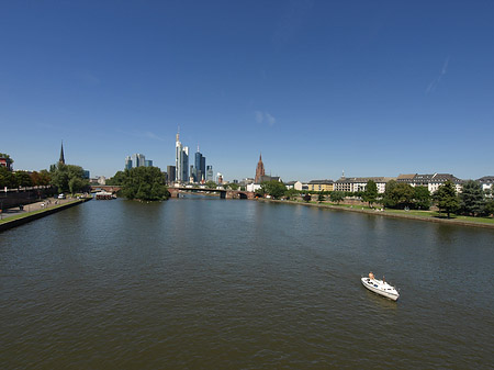 Fotos Skyline von Frankfurt mit Boot