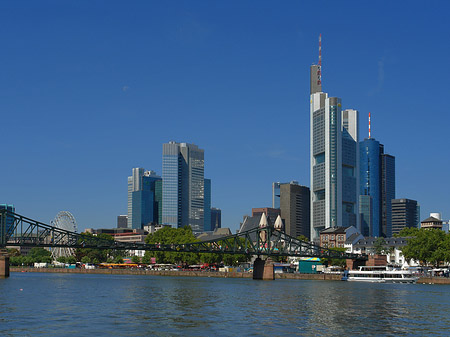 Skyline von Frankfurt mit eisernem Steg