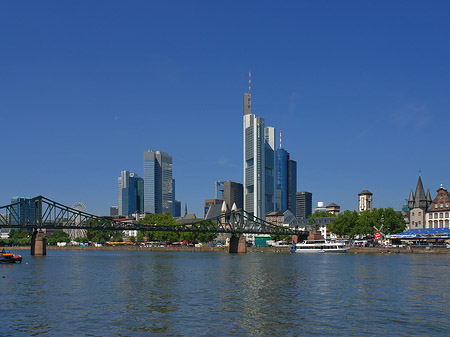 Skyline von Frankfurt mit eisernem Steg Fotos