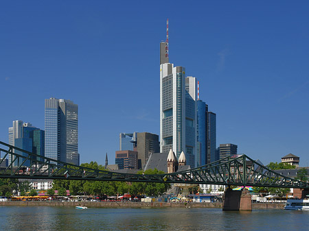 Foto Skyline von Frankfurt mit eisernem Steg