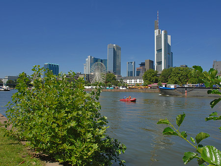 Skyline von Frankfurt mit Riesenrad Fotos